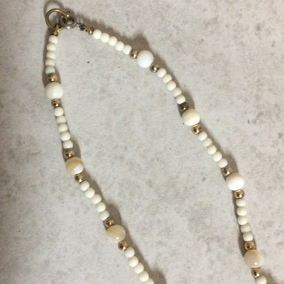 Shell with white and gold beads necklace - Picture 5 of 7